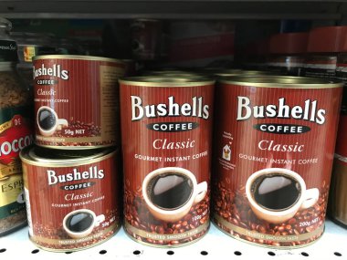 Setia Alam, Malezya: 14 Mart 2021 - Süpermarket rafında arka arkaya Bushells kahvesi. Bushell kahvesi dünyanın en iyi kahve çekirdeklerinin zengin bir karışımıdır.