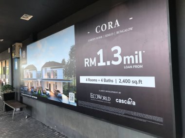 setia Alam, Malezya: 14 Mart 2021 Yol kenarındaki Mülk reklamları