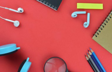 Kopya alanı ile kırmızı arkaplan üzerindeki okul kırtasiye araçlarının düz görünümü.