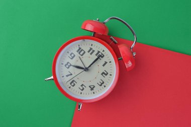 Kopya alanı olan saat ve okul kırtasiye araçlarının üst görünümü.