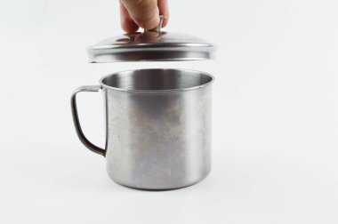 Beyaz arka planda gümüş çelik bardak