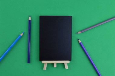 Kopya alanı olan kalem renkleri ve karatahta.