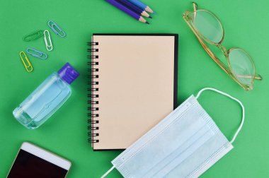 Kırtasiye araçları ve kopyalama alanı olan defter. Eğitim konseptinde yeni normal