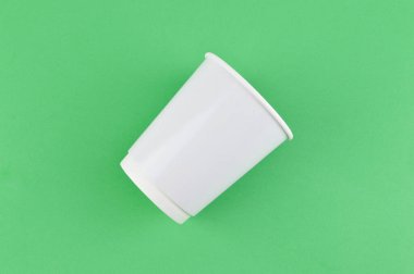 Yeşil arka planda izole edilmiş beyaz fincan