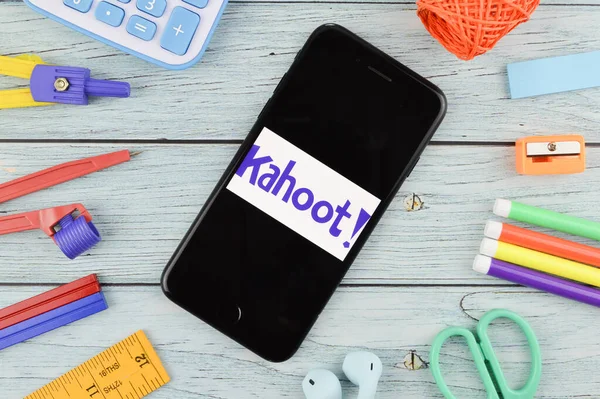 Klang, Malezya: 24 Mart 2021-Smartphone ve Kahoot uygulaması ahşap arka planda