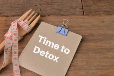 Time to detox ile yazılmış çatal, mezura ve not