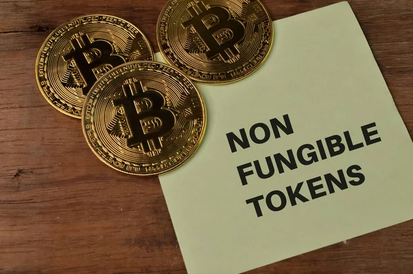 Altın botsikkeler ve NON FUNGIBLE TOKENS ile yazılmış not