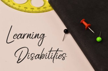Not defterinin üst görünümü DISABILITIES ÖĞRENME ile yazıldı