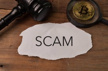 Yargıç Tokmak, Altın Bitcoin ve SCAM tarafından yazılan yırtık kağıt.