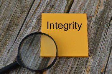 Metin INTEGRITY ile yazılmış not.