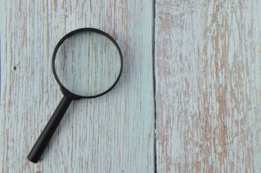 Tahta zemin üzerinde büyüteç görünümü kopyalama alanı ile.