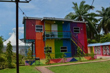 Kuala Selangor, Malezya: 2 Nisan 2021 - Parktaki renkli konteyner evleri.