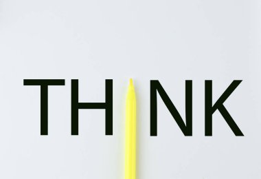 Metin Düşünce ile yazılmış beyaz arkaplan