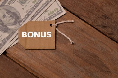 BONUS ile yazılmış para banknotları ve notların üst görünümü