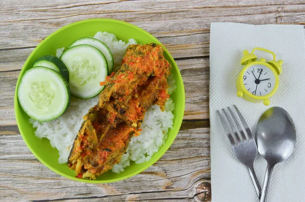 Bagres Picantes Arroz Blanco Verduras Tazón Verde —  Fotos de Stock