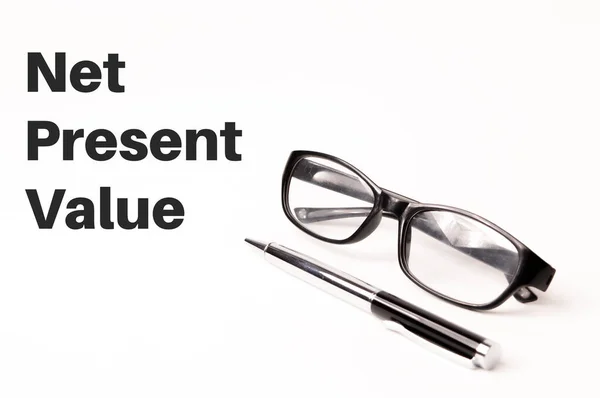 眼鏡をかけ Net Present Valueで書かれた白い背景にペンします ビジネスと金融の概念 — ストック写真