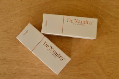 Klang, Malezya: 22 Nisan 2021 - Ahşap arka planda beyaz parfüm kutularının üst görüntüsü. De 'Xandra veya Dexandra markası.