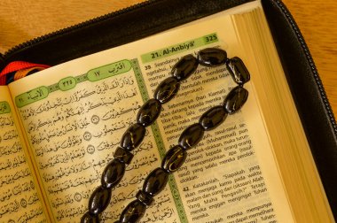 Malezya, 22 Nisan 2021 - Kuran-ı Kerim-i Kerim ya da tespih boncuklu Kur 'an-ı Kerim. İslam kavramı.