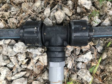 Yerdeki su borusu konnektörü. Seçici odak