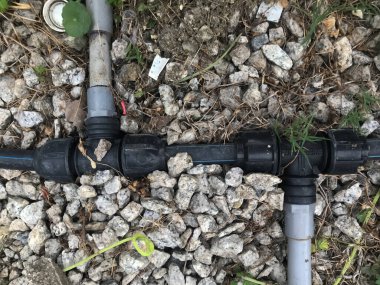 Yerdeki su boruları. Seçici odak