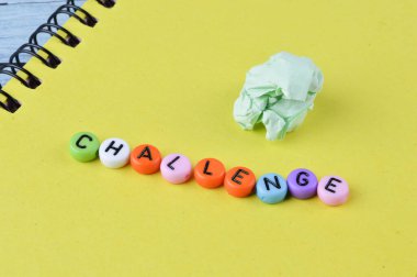 Metinli defter ve alfabe boncukları