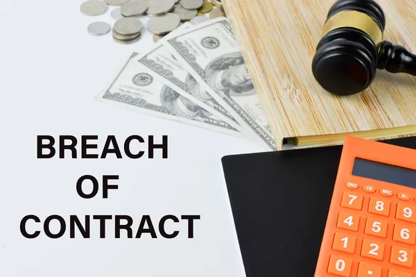 Frase Breach Contract Escrito Sobre Fundo Branco Com Moeda Nota — Fotografia de Stock