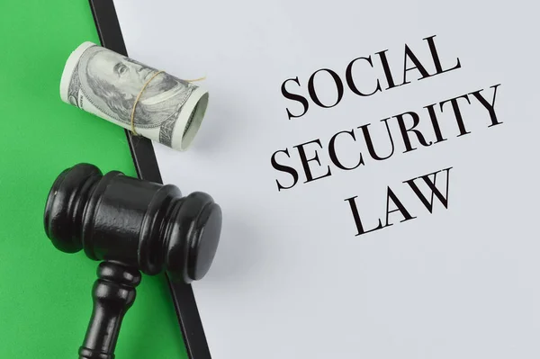 Фраза Social Security Law Written White Paper Judge Gavel Money — стоковое фото