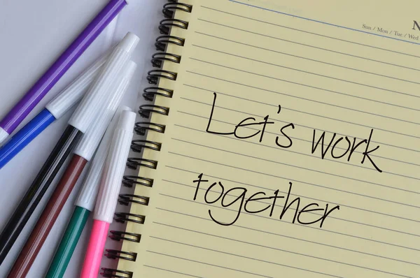 テキストで書かれたペンの色やノートブックのトップ表示 Let Work共作 — ストック写真