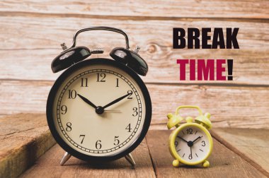 Tahtadaki alarmlı saatlerin ön görüntüsü ve metin kırma süresi!