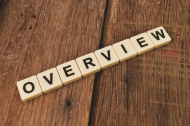 Kare harflerin üst görünümü ve metin OVERVIEW