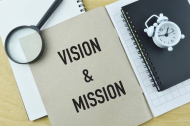 VISION ve MISSION ile yazılmış defterin üst görünümü