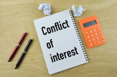 İlgi çekici metinlerle yazılmış bir defter. Üst görünüm
