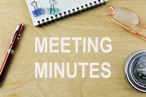 Ovanifrån Kontorsmaterial Verktyg Träskiva Skriven Med Meeting Minutes — Stockfoto
