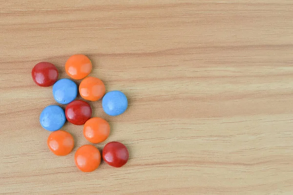 Kleurrijke Chocolade Snoepjes Houten Achtergrond — Stockfoto