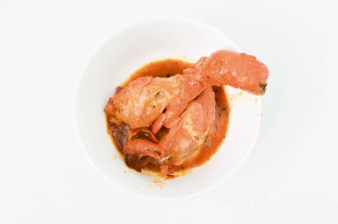 Beyaz kasede sıcak baharatlı tavuk. Malezya popüler gıda mutfağı