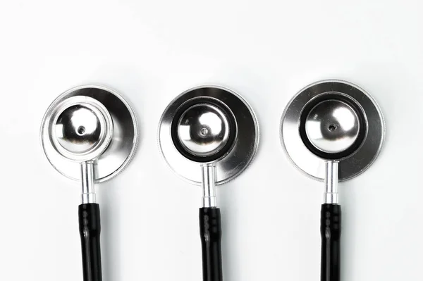 Stetoskopy Rzędzie Izolowane Białym Tle — Zdjęcie stockowe