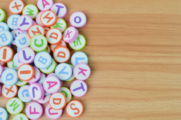 Ein Bündel Buchstaben Auf Einem Holztisch Mit Kopierraum — Stockfoto