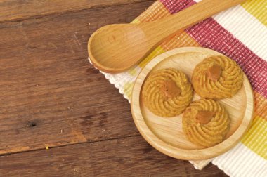 Biscoff tereyağlı kurabiyelerin ahşap tabakta üst görüntüsü. Kurban Bayramı 'nda servis edilen Malezya geleneksel kurabiyeleri.