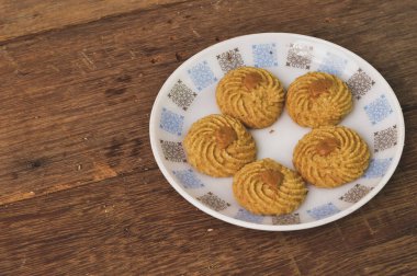 Biscoff tereyağlı kurabiyeler beyaz tabakta. Kurban Bayramı 'nda servis edilen Malezya geleneksel kurabiyeleri