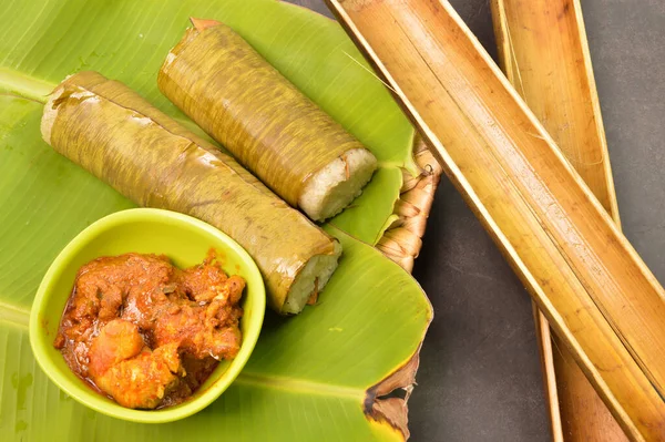 바나나 잎에는 Lemang 당이라고 말레이시아 기름기많은 대나무 줄기에 불속에서 레이스 — 스톡 사진