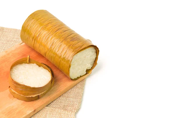 マレーシアの伝統的な食品木製のボード上のLemangと呼ばれる もち米を竹の皮に包まれたバナナの葉で包み 火で調理する — ストック写真