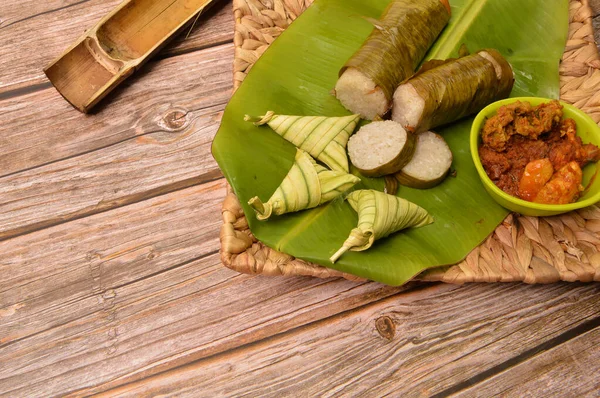 팔라스 불리우는 전통적 음식을 레이에서 먹었다 바나나 잎으로 쇠고기 닭고기 — 스톡 사진