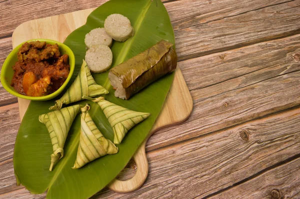 팔라스 불리우는 전통적 음식을 레이에서 먹었다 기름기많은 바나나 잎으로 쇠고기 — 스톡 사진