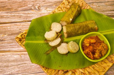 Lemang olarak adlandırılan geleneksel Malay yemekleri bayram bayramında servis edilen tavuk rendang ile servis edilir. Glutinous pilavı muz yaprağıyla sarılır bambu tarlasıyla kaplanır ve açık ateşte pişirilir..