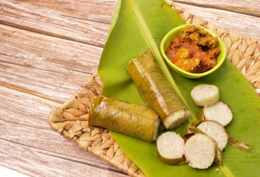 Lemang olarak adlandırılan geleneksel Malay yemekleri ve Bayram 'da servis edilen tavuk rendang. Glutinous pilavı muz yaprağıyla sarılır bambu tarlasıyla kaplanır ve açık ateşte pişirilir.