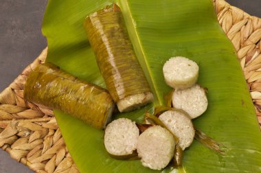 Lemang adı verilen geleneksel Malay yemekleri. Glutinous pilavı muz yaprağıyla sarılır bambu tarlasıyla kaplanır ve açık ateşte pişirilir.