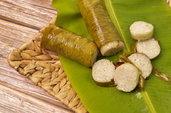 Lemang 이라고 불리는 음식은 무바라크 시절에 제공되었다 기름기많은 대나무 바나나 — 스톡 사진