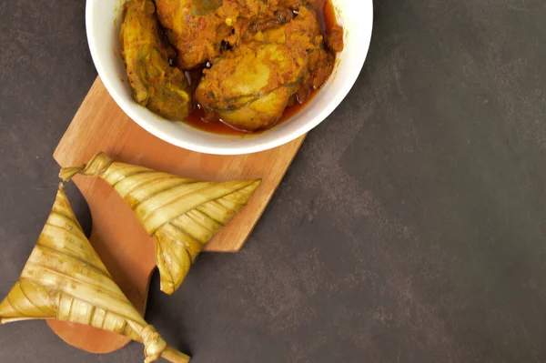Малайская Традиционная Еда Называется Рисом Кетупат Кетупат Палас Куриным Сыром — стоковое фото