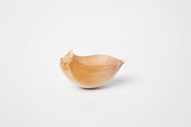 Beyaz arka planda izole edilmiş taze sarımsak. Sarımsak, soğan cinsi Allium 'un bir türüdür..