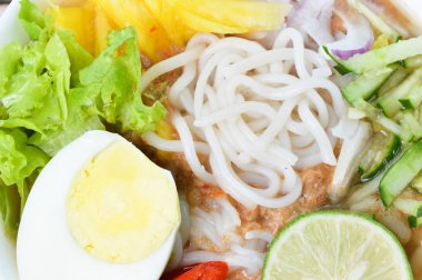 Assam Laksa 'nın (Keskin Balık Sos İçinde Erişte) yakın görüntüsü. Özellikle Penang 'da özel Malezya yemekleri.